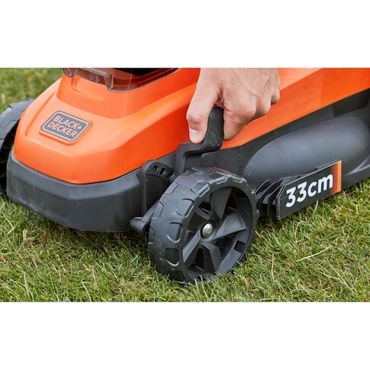 BLACKDECKER BCMW3336L1 lawn mower close-up, orange body, wheel adjustment lever, 33cm cutting width